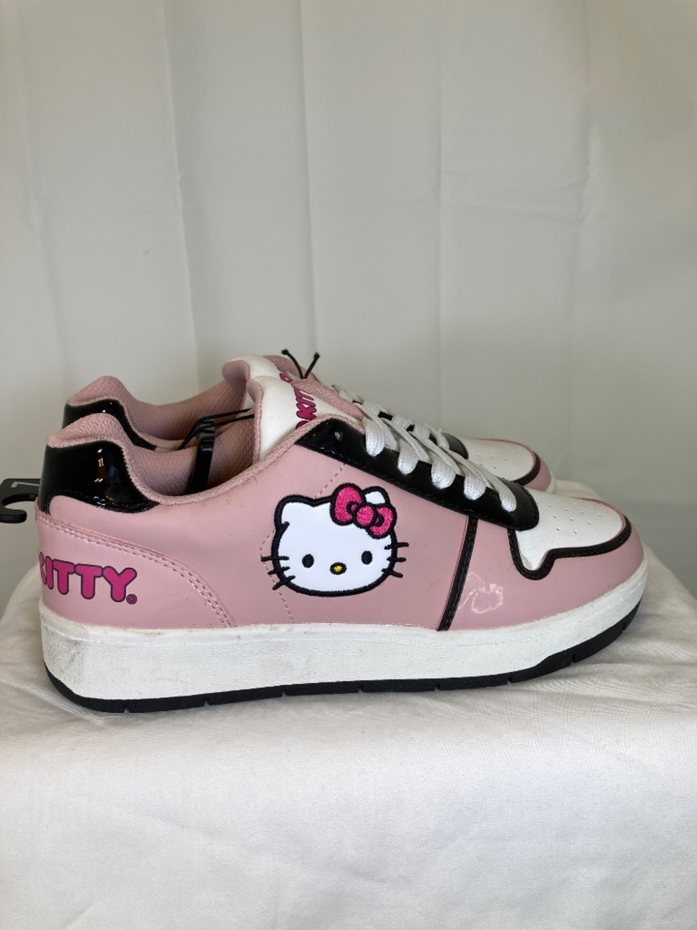 Hello Kitty Sz 7 Pink Black White Ladies Shoes Sneakers New With Tags Black Sole - Picture 5 of 12